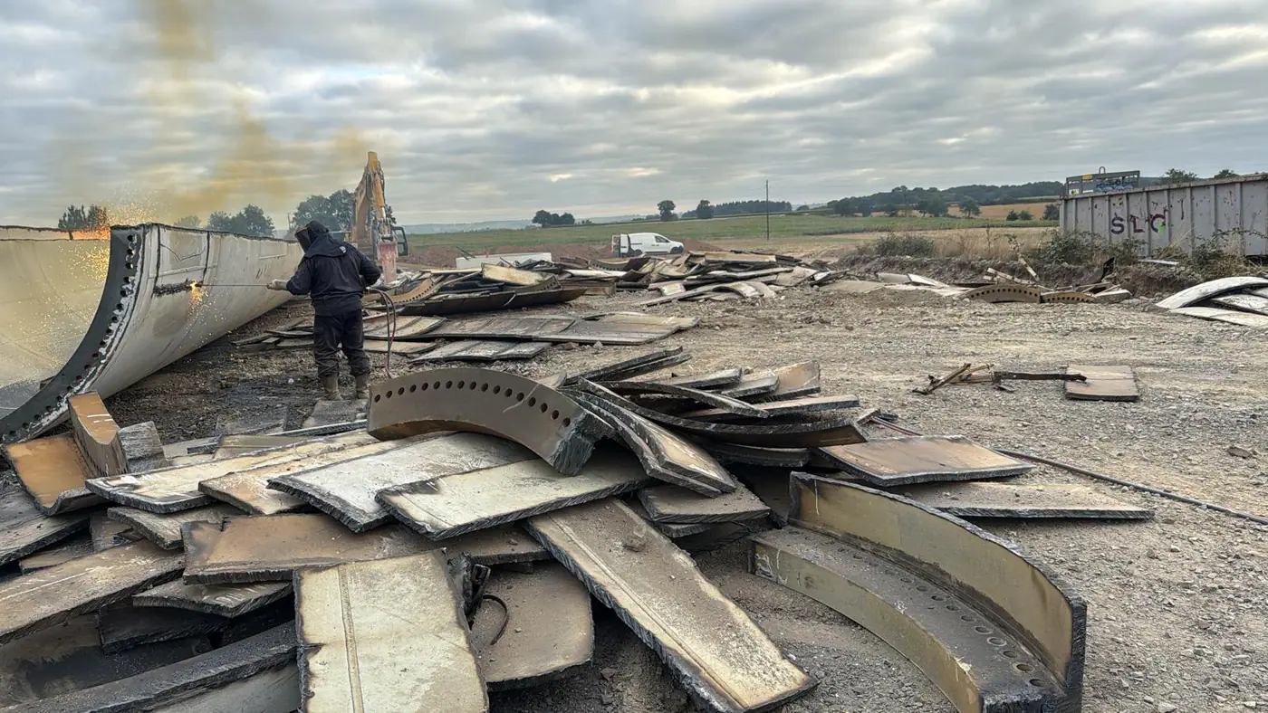 Éléments métalliques déposés sur le chantier