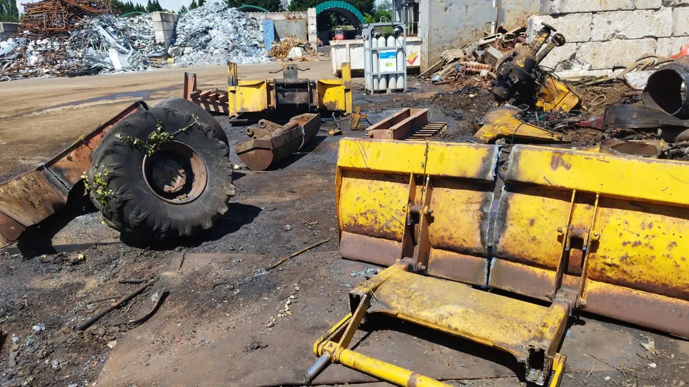 Engin et éléments métalliques sur le chantier