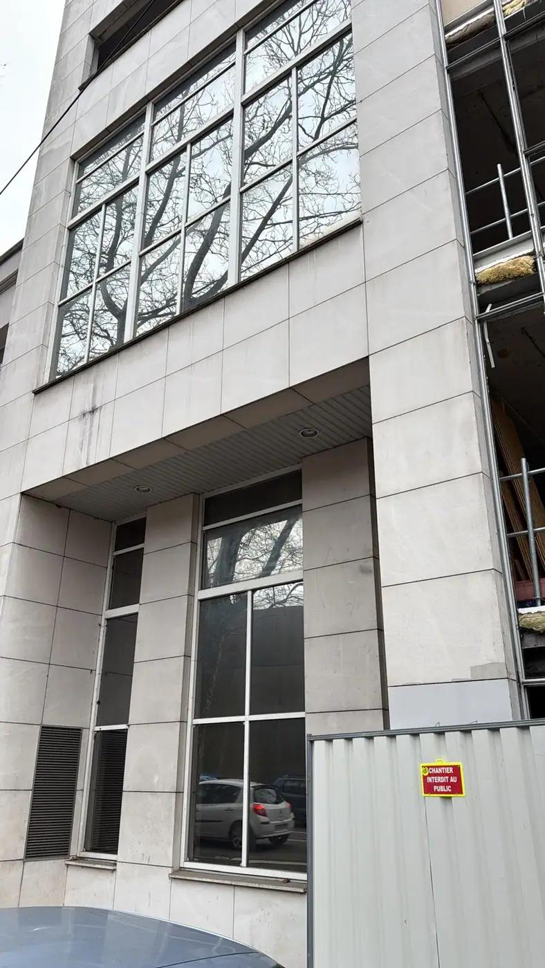 Éléments de bâtiment déposés sur le chantier
